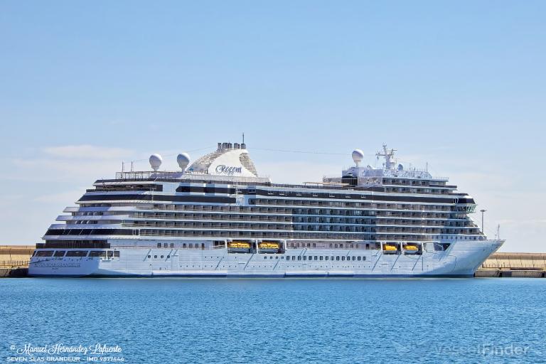 American Seven Seas Grandeur (Explorer-Class) Cruise Ship 30 Inches Model