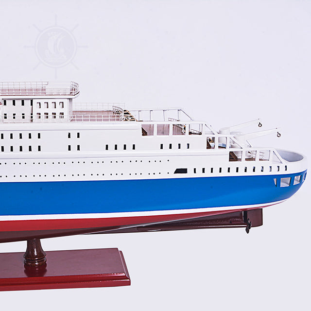 Queen Elizabeth II Painted Large Cruiseship Model