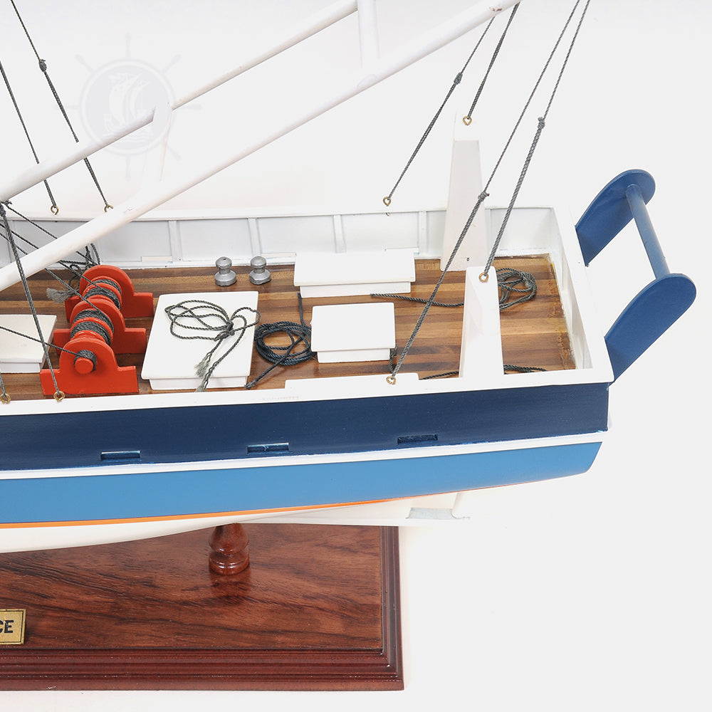 LA CONFIANCE MODEL BOAT PAINTED | Museum-quality | Fully Assembled Wooden Model boats