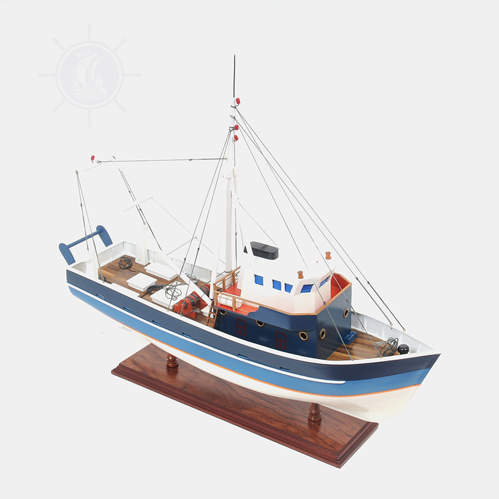 LA CONFIANCE MODEL BOAT PAINTED | Museum-quality | Fully Assembled Wooden Model boats