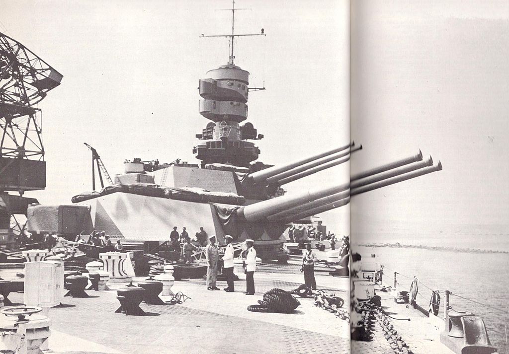 Italian Vittorio Veneto Littorio-Class (Pennant No. 550) 30 Inches Battleship Model