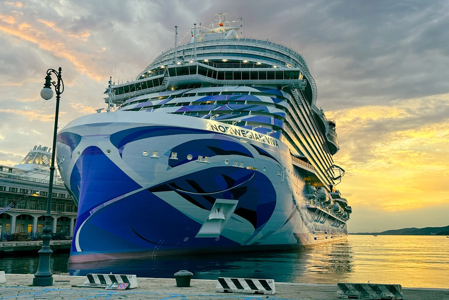 American Norwegian Viva (Prima Class) – Norwegian Cruise Line 30 Inches Ship Model