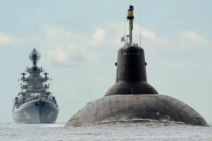 Russian Typhoon-Class Submarine (Project 941 Akula) 36 Inches Model