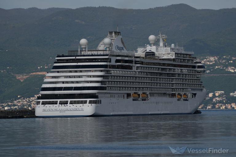 American Seven Seas Grandeur (Explorer-Class) Cruise Ship 30 Inches Model