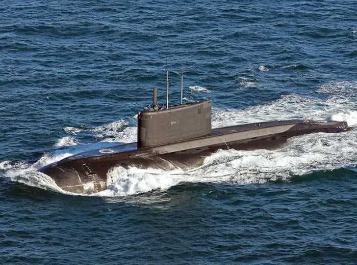 Russian B-871 Alrosa Kilo-Class Submarine (Project 877) 30 Inches Model