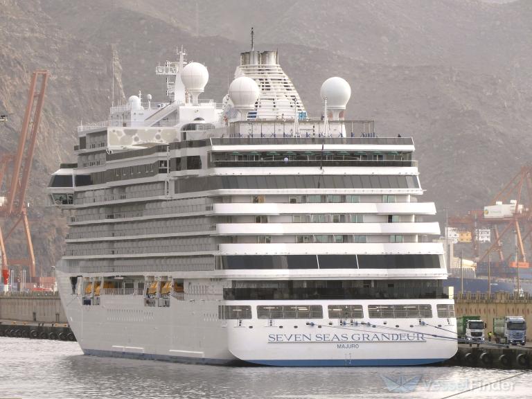 American Seven Seas Grandeur (Explorer-Class) Cruise Ship 30 Inches Model