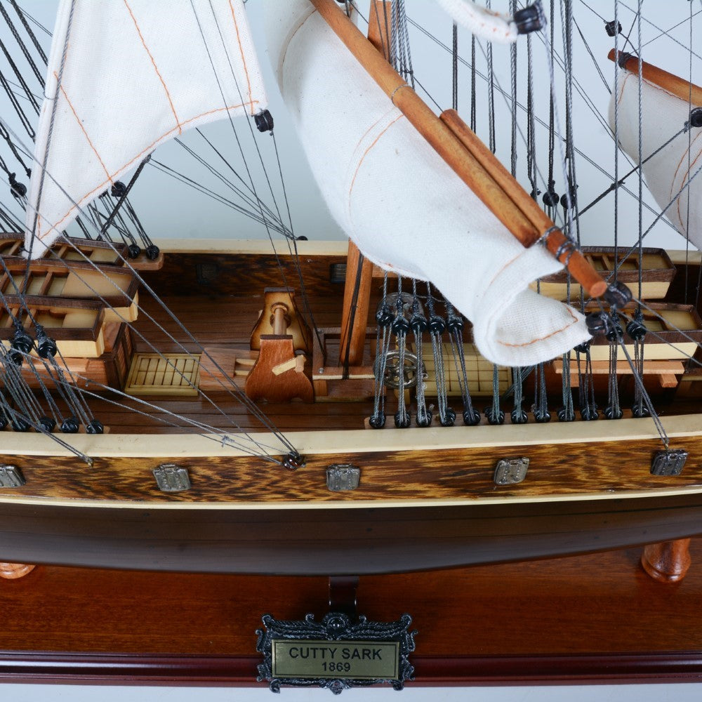 T016C - Cutty Sark (Black Wpod) Curved Sail L70