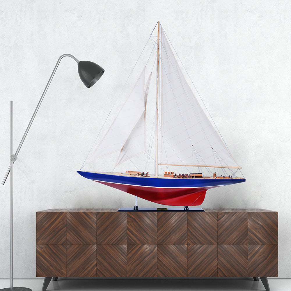 Y086 - Endeavour Painted Red & Blue