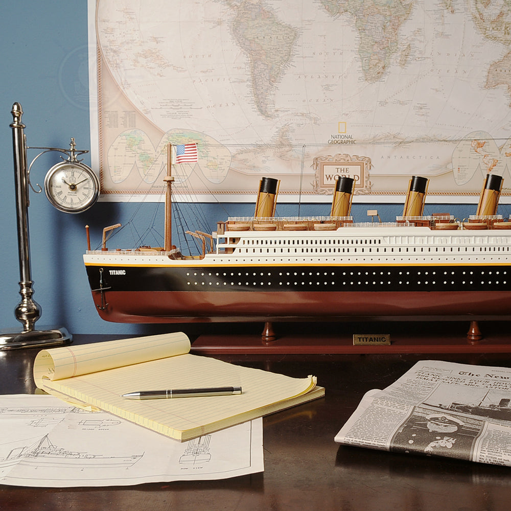 RMS TITANIC CRUISE SHIP MODEL MIDSIZE WITH DISPLAY CASE| Museum 
