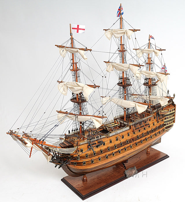 HMS Victory Midsize with Display Case
